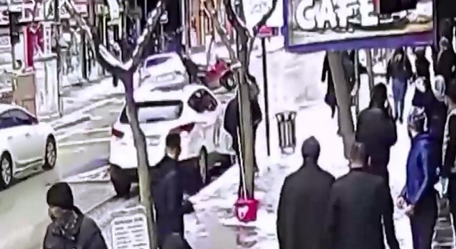 Elazığda otomobilin sepetli motosiklete çarpma anı kamerada