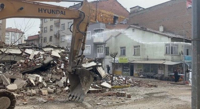 Elazığda yıkımına başlanan bina çöktü