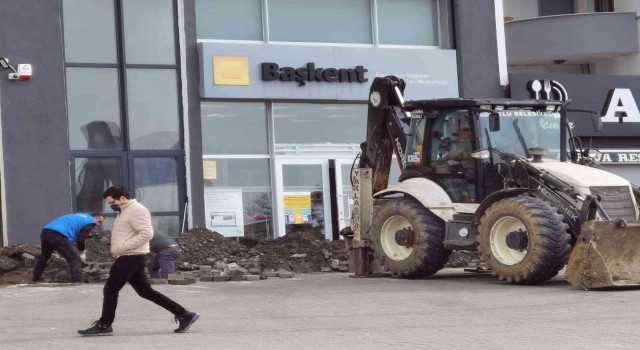 Elektrik borcu krizi inada bindi: Belediye, firmanın kapısının önünü kazdı