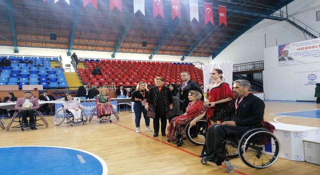 Engelli sporcuların dans gösterileri adeta nefesleri kesti