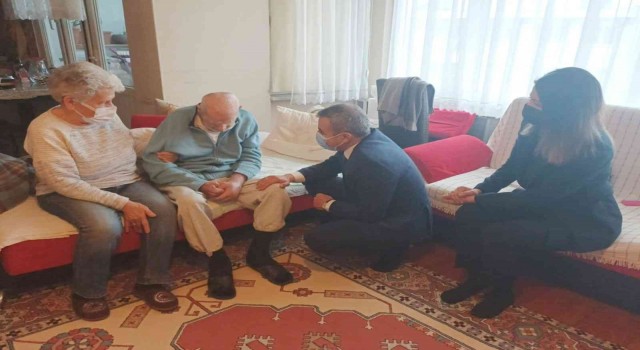 Erdek Kaymakamı yaşlıları unutmadı