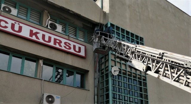 Erzincanda tehlike saçan buz sarkıtları temizleniyor