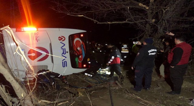 Erzincanda yolcu otobüsü şarampole devrildi: 1 ölü, 8i ağır 33 yaralı