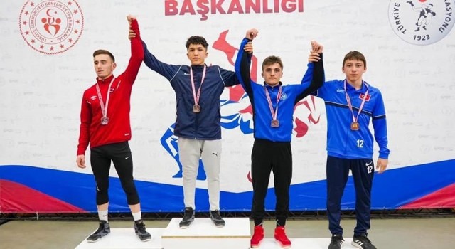 Erzincanlı güreşçilerden birincilik ve üçüncülük derecesi