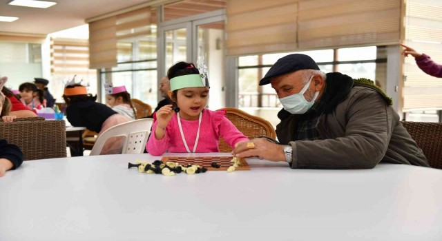 Esenyurtlu miniklerden Yaşlılar Haftasında anlamlı etkinlik