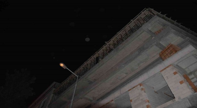 Eşinden boşanınca beş katlı inşaata çıkan adam ekipleri alarma geçirdi