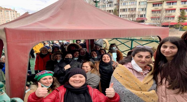 Eskişehirde yerli turistlerin tekne turu keyfi