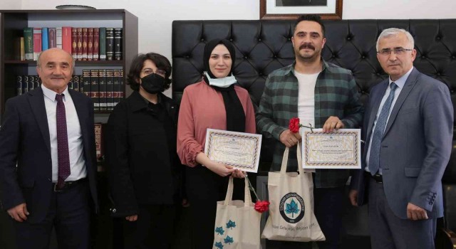 ESOGÜ Kütüphanesini yıl boyunca en çok kullanan kişiler ödüllendirildi