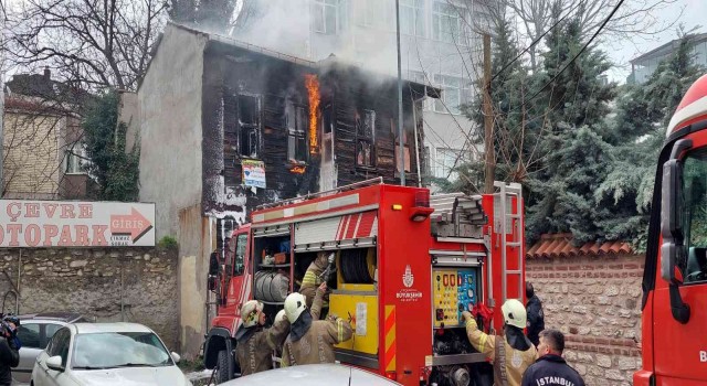 Fatihte 2 katlı tarihi yapı alevlere teslim oldu