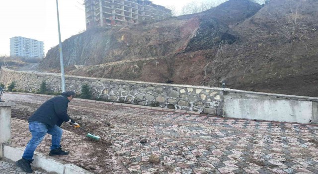 Fatsada korkutan heyelan, 15 katlı binaya tehdit oluşturdu