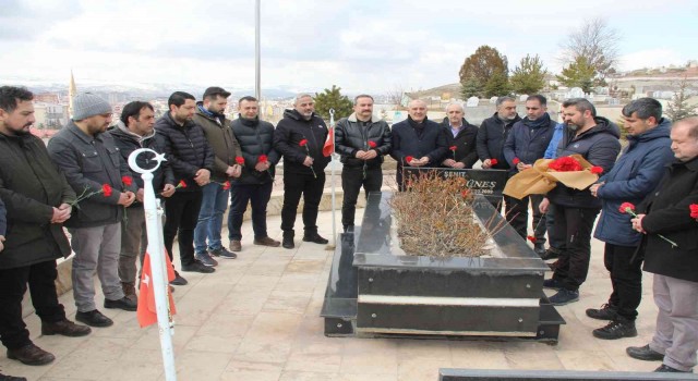 Gazeteci İsmail Güneş mezarı başında anıldı