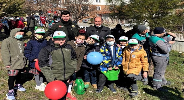 Gediz Dayınlar İlkokulunda fidan dikim etkinliği