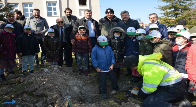 Gedizde öğrenciler fidan dikti