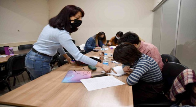 Gençler Tepebaşında Japonca öğreniyor