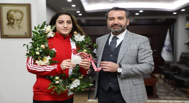 Gizem Özere Elazığda coşkulu karşılama