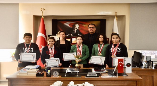 GKVnin altın kulaçlarından iki şampiyonluk kupası