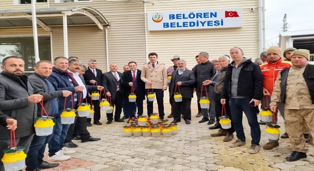 Gölbaşında çiftçilere feromon tuzak dağıtımı yapıldı