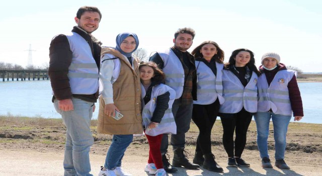 Gönüllü gençler kırsal bölgedeki hayvanları unutmadı