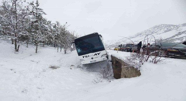 Gümüşhanede yolcu otobüsü kaza sonrası menfezde asılı kaldı