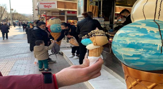 Güneş yüzünü gösterdi, dondurma tezgahları açıldı