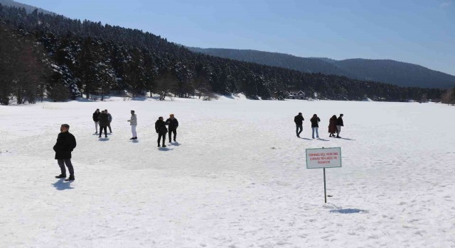 Güneşin kendisini gösterdiği Gölcük Tabiat Parkına tatilci akını