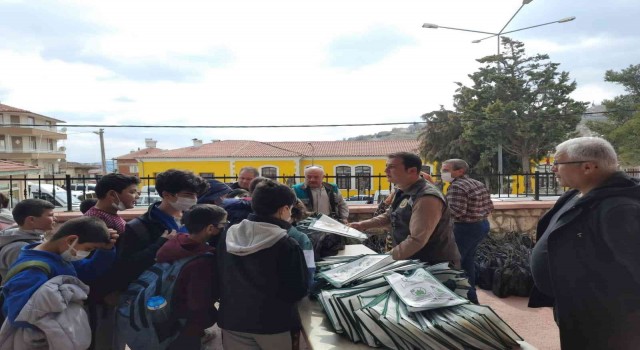 Güneyli öğrencilere fidan dağıtımı yapıldı