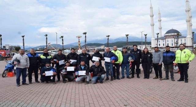 Güvenli sürüş eğitimini tamamlayanlara sertifika ve kask verildi