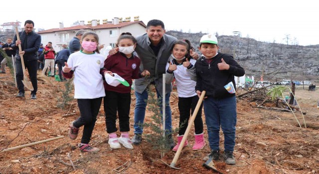 Güzelbağ yangın bölgesinde 3 bin 800 fidan toprakla buluştu