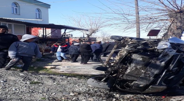 Hafif ticari araç cami merdivenine çarparak devrildi: 2 yaralı