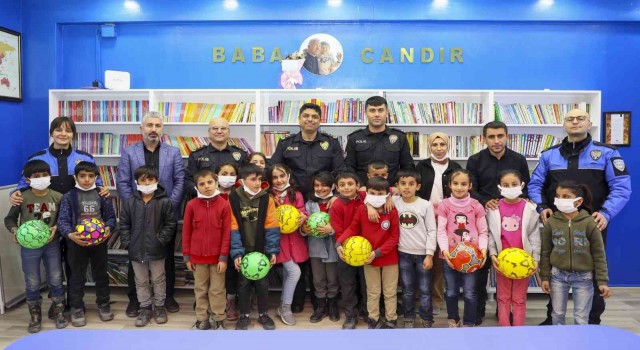 Hakkari polisinden kütüphaneye kitap desteği