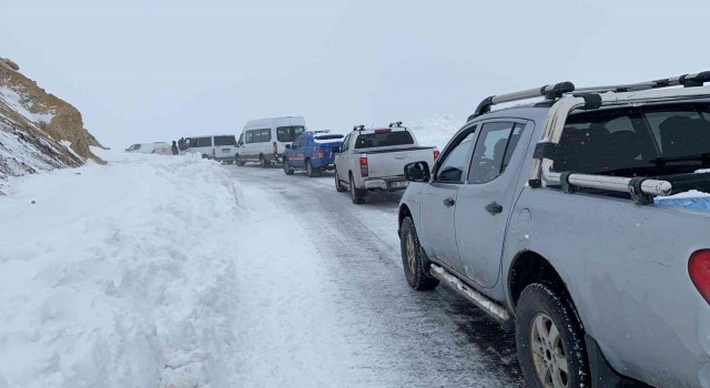 Hakkaride 196 yerleşim yerinin yolu ulaşıma kapandı