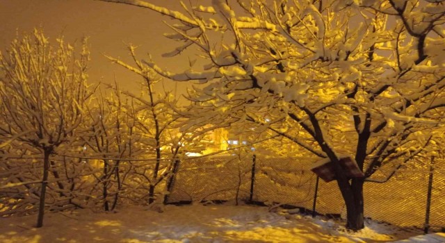 Hakkaride 49 yerleşim yerinin yolu ulaşıma kapandı