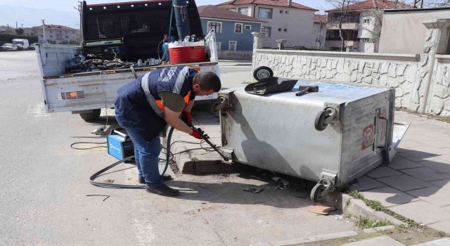 Hasarlı konteynerler tamir ediliyor