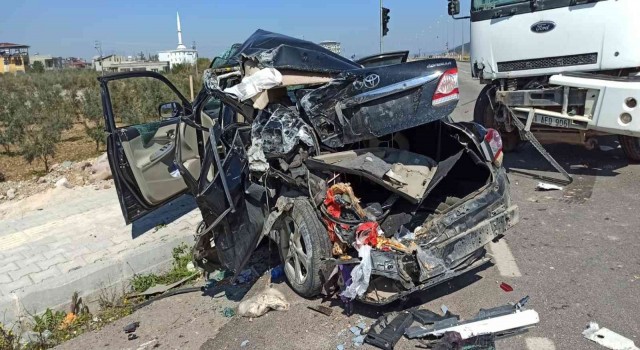 Hatayda kamyon ile otomobil çarpıştı: 5 yaralı