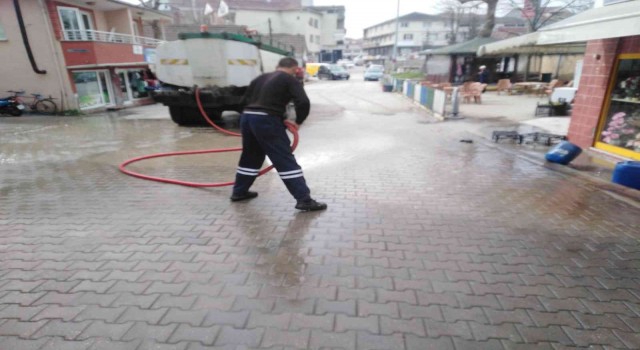 Havaların ısınması ile caddeler su ile yıkandı