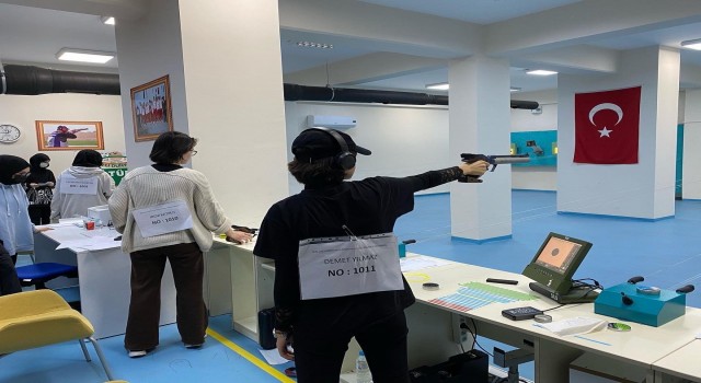 Havalı tabanca atış müsabakaları yapılıyor