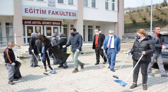 Hep birlikte kampüsü temizlediler