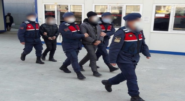 Hırsızlık için girdikleri fabrikada suçüstü yakalandılar
