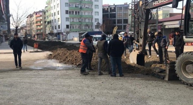 Iğdırda doğalgaz borusu patladı, vatandaşlar film izler gibi izledi
