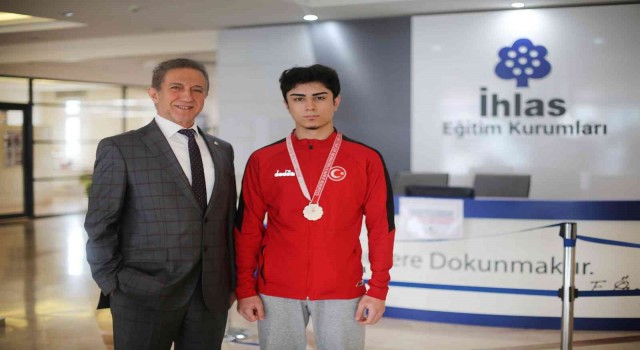 İhlas Koleji öğrencisi karatede Türkiye 3.sü oldu