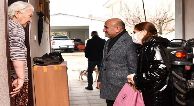 İlçe büyüklerinin ellerini öpüp dualarını aldılar