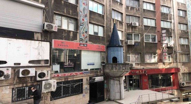 İş hanına bitişik minare görenleri hayrete düşürüyor