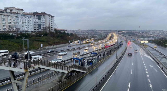 İstanbul güne yağmurla uyandı