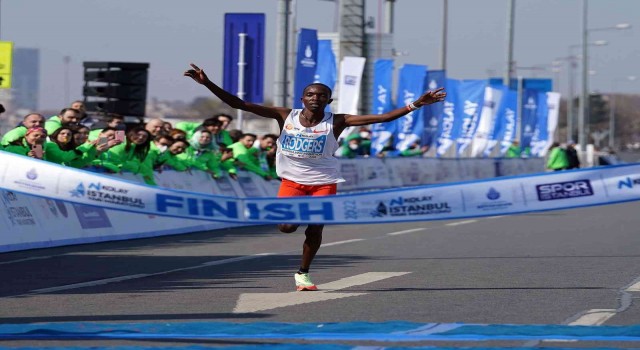 İstanbul Yarı Maratonunda Kenyalı atlet Rodgers Kwemoi, rekor kırarak şampiyon oldu