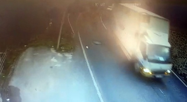 İstanbulda akıl almaz kaza kamerada: Kamyonet uçurumdan alt sokağa uçup yan yattı