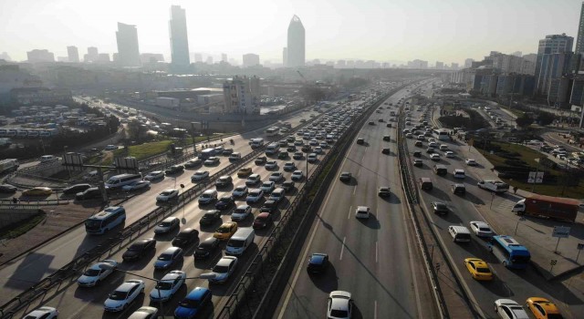 İstanbulda haftanın ilk iş gününde trafik yüzde 60ı buldu