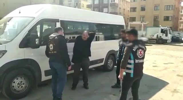 İstanbulda tek kollu sürücü okul servisini kullanırken yakalandı