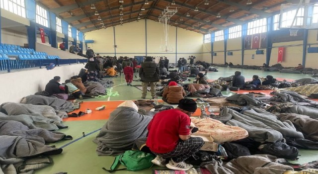 İzmir açıklarında 336 düzensiz göçmen yakalandı, 6 şüpheli gözaltında
