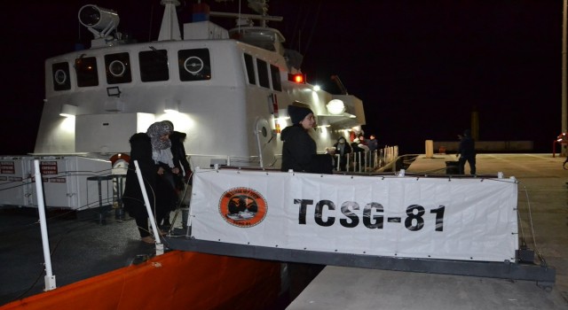 İzmir açıklarında 76 göçmen kurtarıldı
