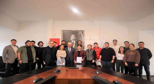 İzmir Ekonomiden öğrencilere kariyer fırsatı